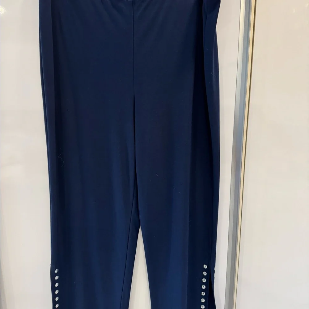 Frank Lyman Design Navy 2 pc set with capris pants with stud accents! - Picture 3 of 6